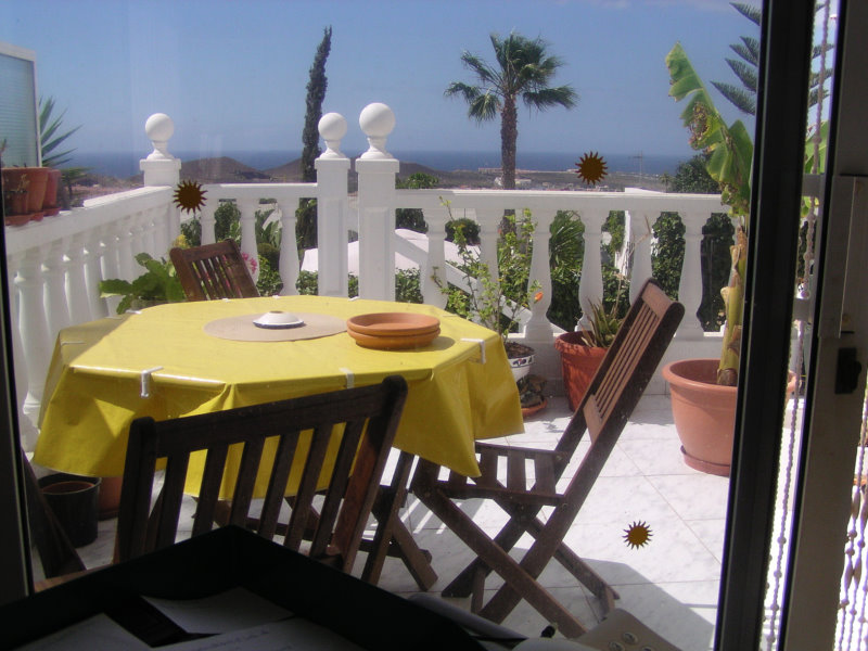 Blick durch das Terrassenfenster