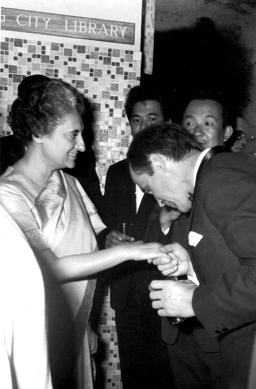 Indira-Gandhi-in-Mauritius_1